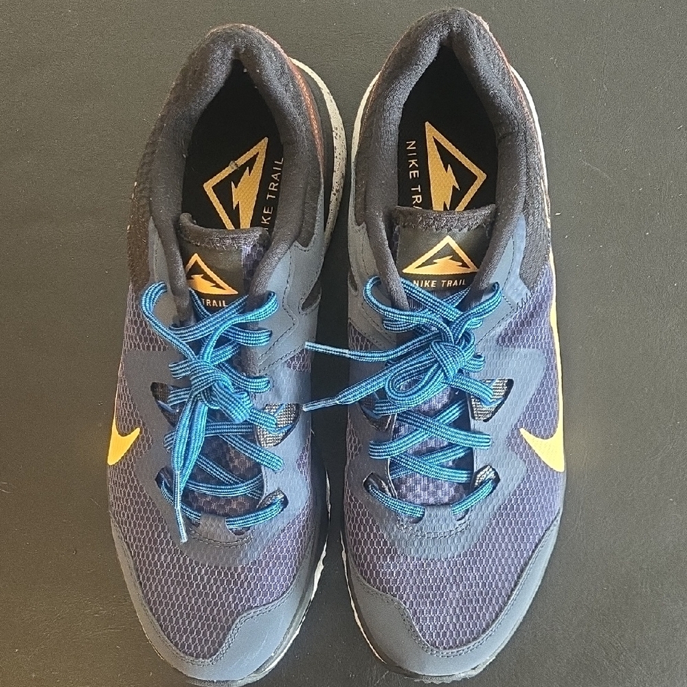 Nike Men's Athletic Shoes in Blue and Cream with Reddish Brown. - Picture 2 of 9